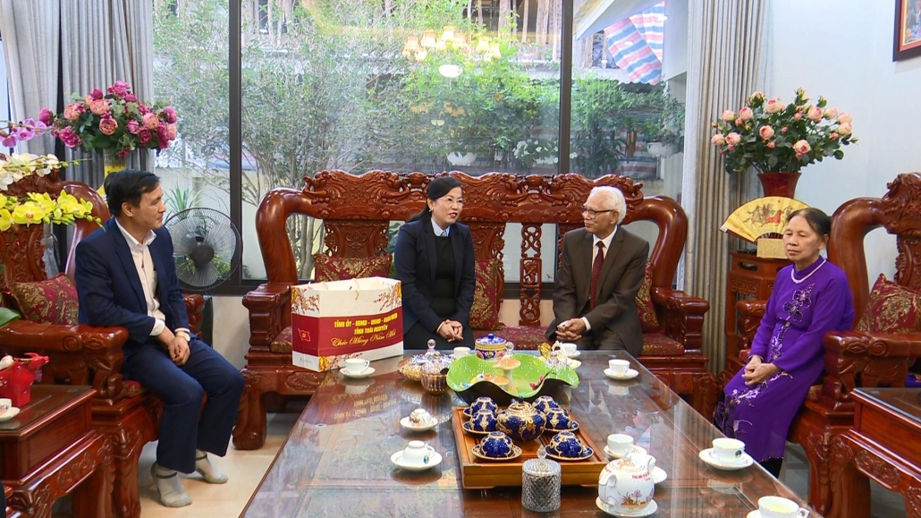 Đồng chí Bí thư Tỉnh ủy thăm và chúc Tết Nhà giáo tiêu biểu Đồng chí Bí thư Tỉnh ủy thăm và chúc Tết Nhà giáo tiêu biểu