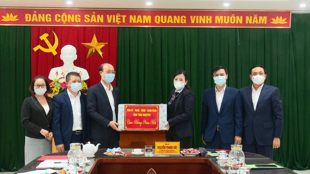 Đồng chí Bí thư Tỉnh ủy động viên cán bộ toàn ngành Y tế