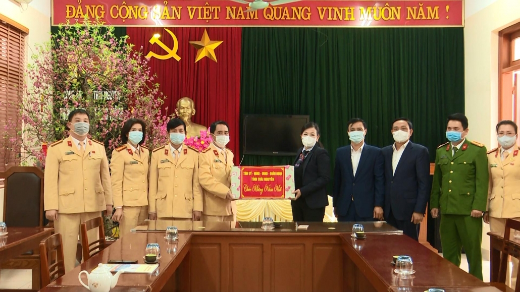 Đồng chí Bí thư Tỉnh ủy động viên cán bộ toàn ngành Y tế