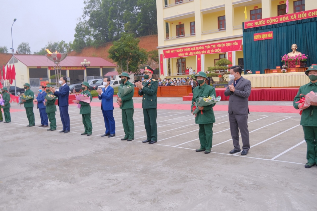 [Photo] Lễ Giao nhận quân năm 2022: Tổ chức trang trọng, nhanh gọn, bảo đảm an toàn phòng, chống dịch bệnh COVID-19