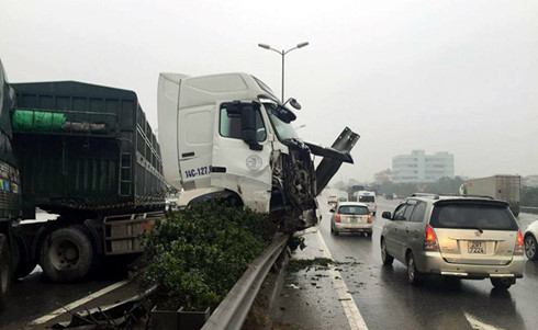 ha noi tai nan lien hoan o cau thanh tri container lao xuong duong