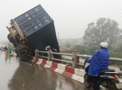 ha noi tai nan lien hoan o cau thanh tri container lao xuong duong