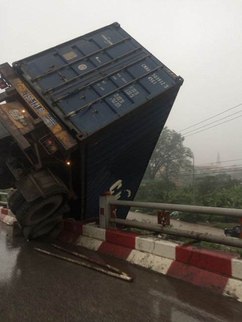 ha noi tai nan lien hoan o cau thanh tri container lao xuong duong