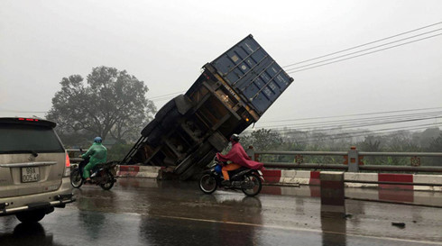 ha noi tai nan lien hoan o cau thanh tri container lao xuong duong