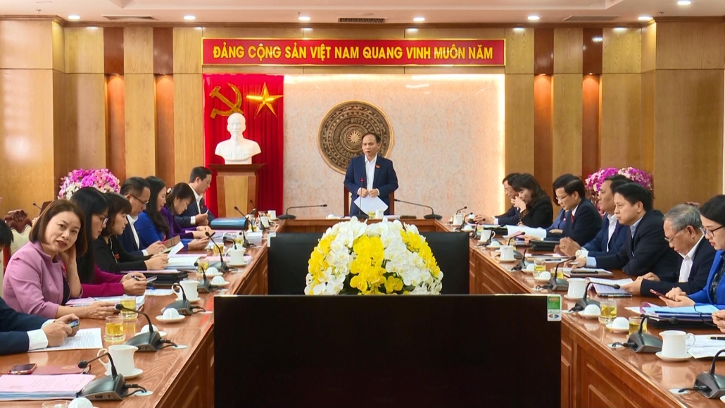 Thảo luận vào các nội dung được trình tại Kỳ họp