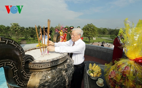 tong bi thu dang huong dat vong hoa tuong niem dong chi le duan