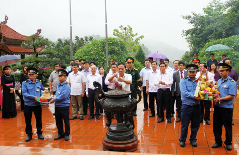 tinh thai nguyen dang huong tuong niem chu tich ho chi minh va dai tuong vo nguyen giap