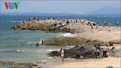 khach du lich den binh thuan da nang quang nam tang manh trong dip nghi le