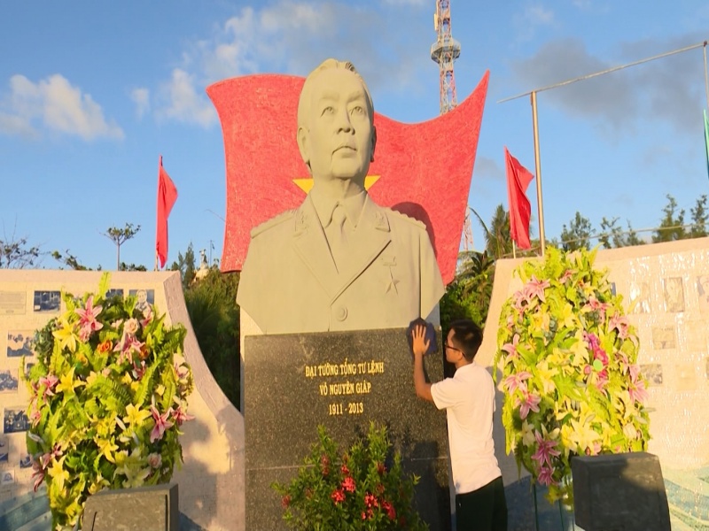 cong vien dai tuong vo nguyen giap diem tua tinh than o truong sa da ps