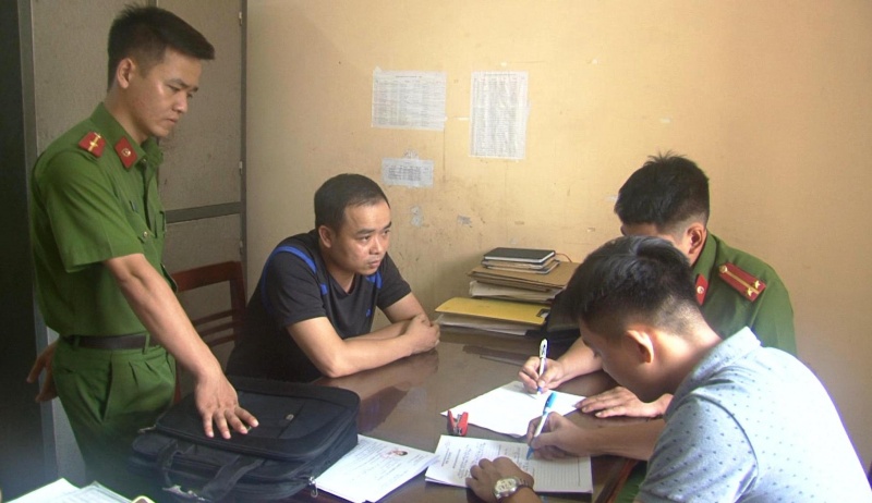 Bắt đối tượng có hành vi làm giả tài liệu của cơ quan, tổ chức