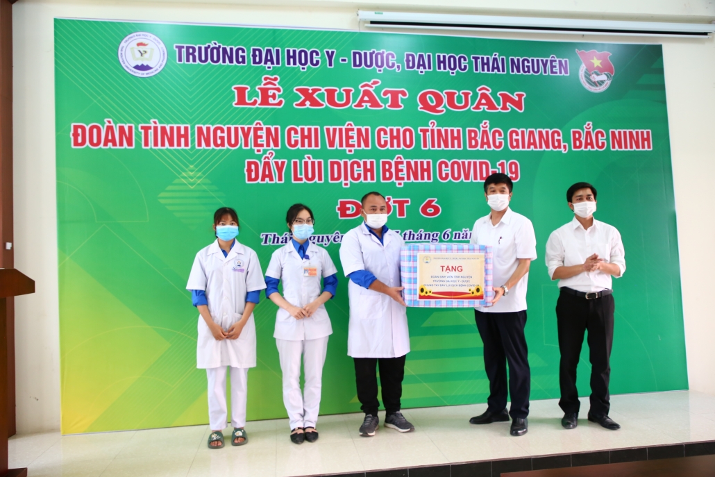 Nữ sinh tình nguyện tham gia chống dịch tại tâm dịch Bắc Ninh