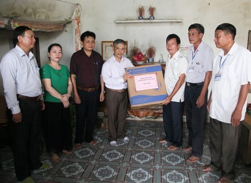 hoi nha bao tinh tang qua tri an gia dinh nha bao liet si nong van tu