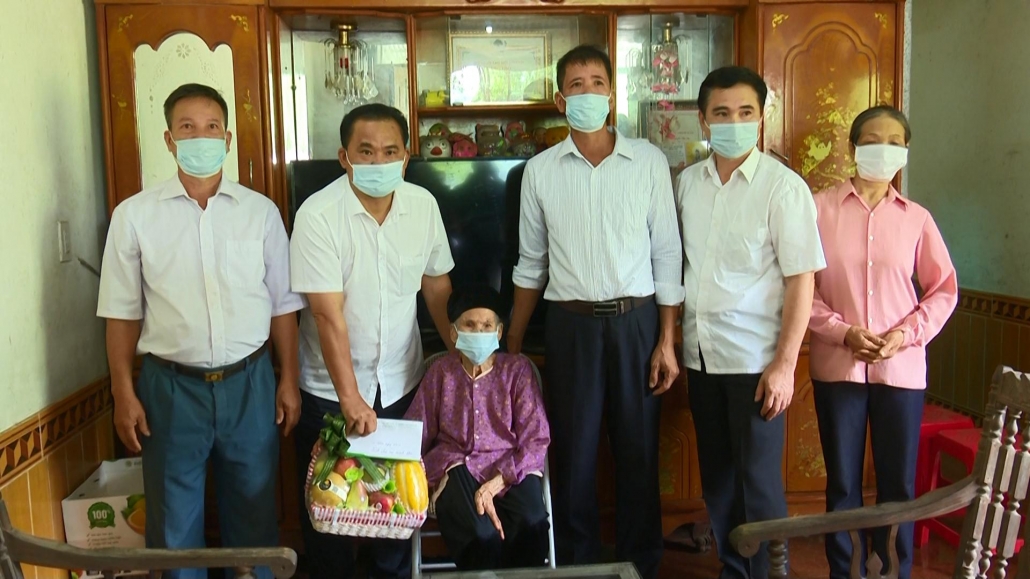 Tặng quà Mẹ VNAH tại xã TPTN Tặng quà Mẹ VNAH tại xã TPTN