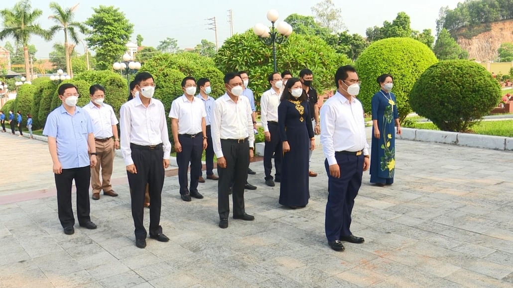 Dâng hương, tưởng niệm các Anh hùng liệt sĩ