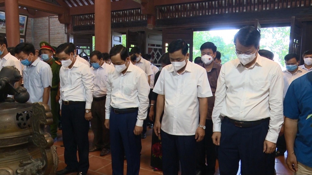 Dâng hương, tưởng niệm các Anh hùng liệt sĩ