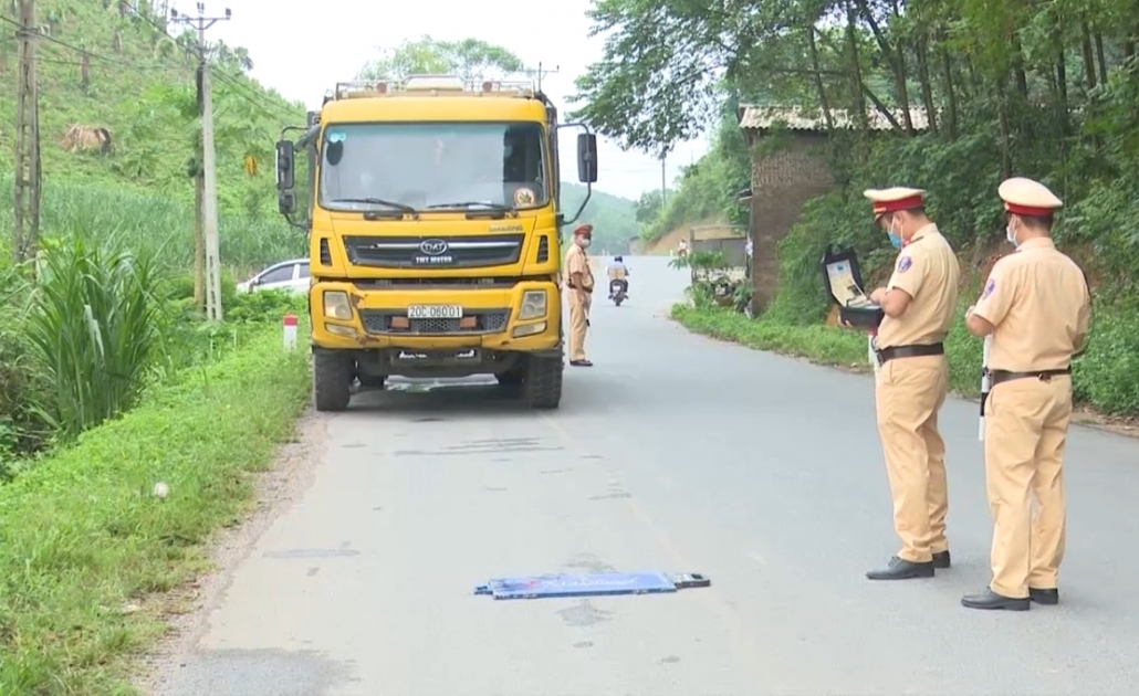 Xử lý xe quá tải trên tuyến đường Hóa Thượng - Hòa Bình - đã ps cam 18.8 Xử lý xe quá tải trên tuyến đường Hóa Thượng - Hòa Bình - đã ps cam 18.8