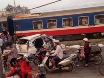 Tàu hỏa đâm ô tô: 5 người chết, 2 người đang nguy kịch