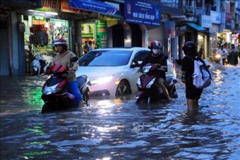 Triều cường dâng cao, nhiều tuyến đường ở thành phố Vĩnh Long ngập sâu