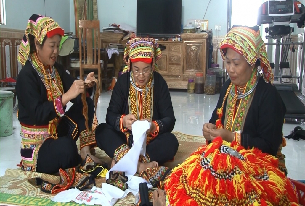 Khai thác giá trị văn hóa truyền thống dân tộc thiểu số gắn với phát triển kinh tế - đã psts 28.10 Khai thác giá trị văn hóa truyền thống dân tộc thiểu số gắn với phát triển kinh tế - đã psts 28.10