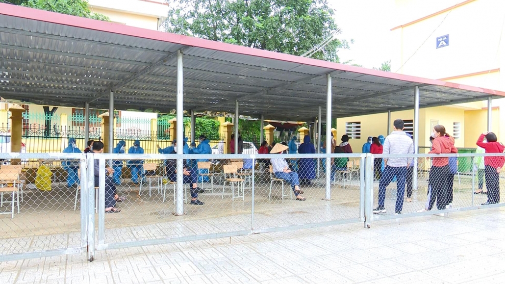 [Photo] Rà soát, truy vết xác định gần 280 trường hợp F1 tại Trường THPT Chu Văn An