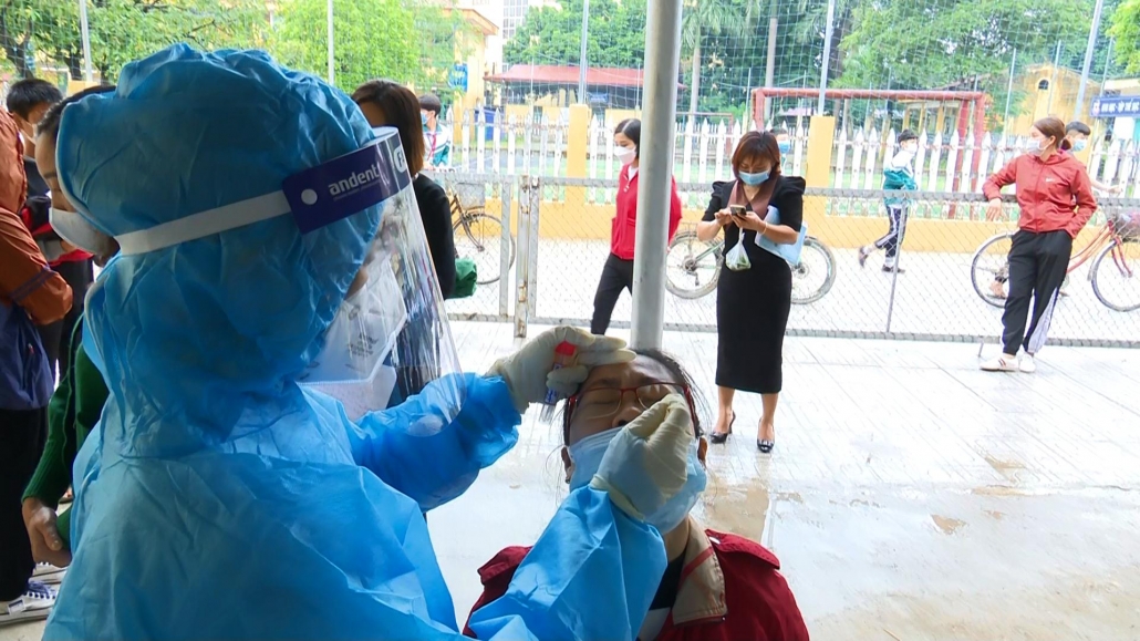 [Photo] Rà soát, truy vết xác định gần 280 trường hợp F1 tại Trường THPT Chu Văn An