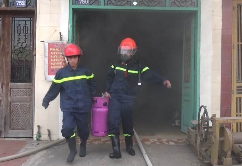 Thái Nguyên: Kịp thời ngăn chặn một vụ cháy nhà thai nguyen kip thoi ngan chan mot vu chay nha