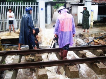 Di tản gần 1.000 hành khách trước khi đường sắt Bắc - Nam thông tuyến