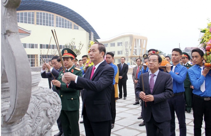 Các đồng chí lãnh đạo Đảng, Nhà nước dâng hương, tưởng nhớ các Anh hùng liệt sỹ TNXP Đại đội 915