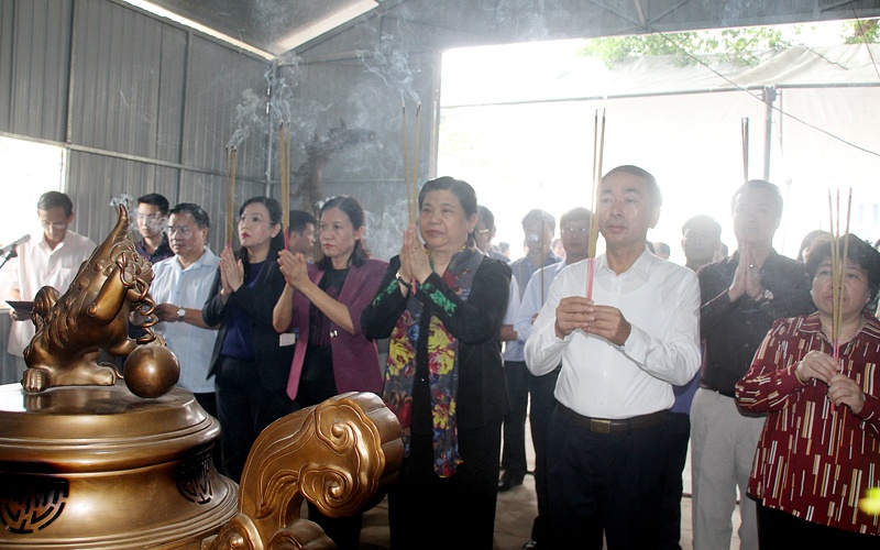 cac dong chi lanh dao dang nha nuoc dang huong tuong nho cac anh hung liet sy tnxp dai doi 915