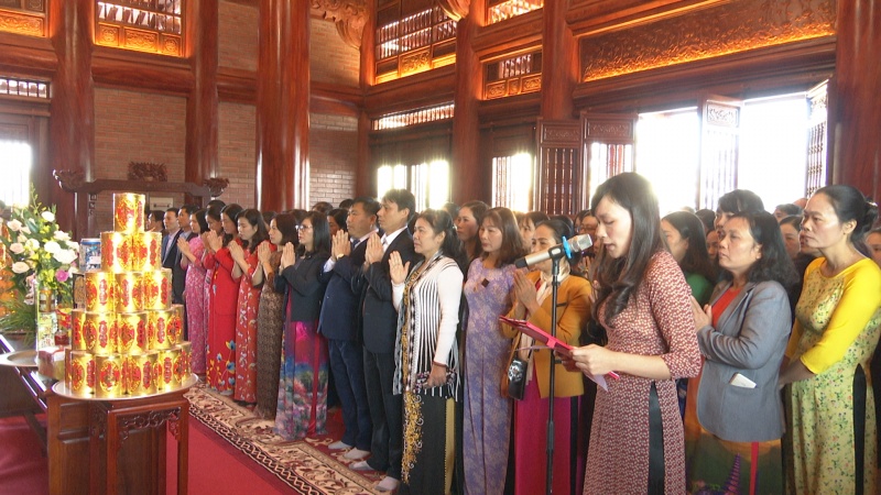 Nhiều đoàn đến dâng hương, tưởng nhớ các liệt sỹ thanh niên xung phong Đại đội 915