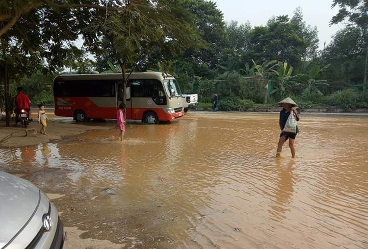 Kiểm tra, xử lý phản ánh đường ống truyền tải nước sạch sông Đà bị rò rỉ