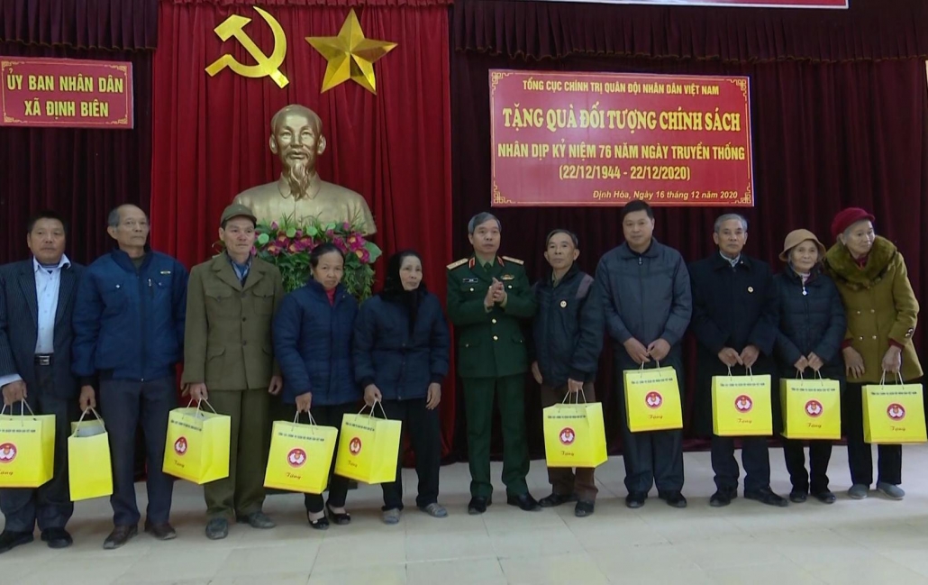 Tổng cục Chính trị trao quà tình nghĩa tại Định Hóa Tổng cục Chính trị trao quà tình nghĩa tại Định Hóa