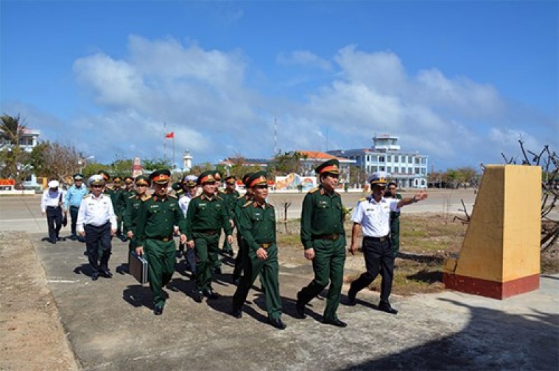 doan dai bieu quan uy trung uong bo quoc phong tham kiem tra chuc tet quan dan dao truong sa va nha gian dk1