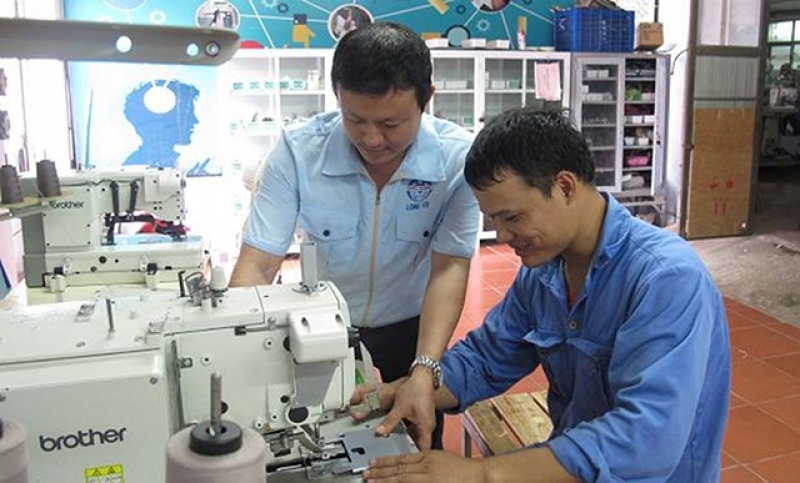 phat trien va ren luyen dang vien trong luc luong cong nhan