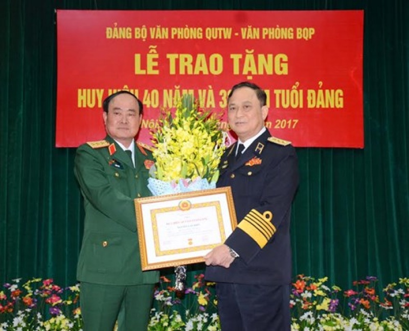 to chuc le trao tang huy hieu 40 va 30 nam tuoi dang