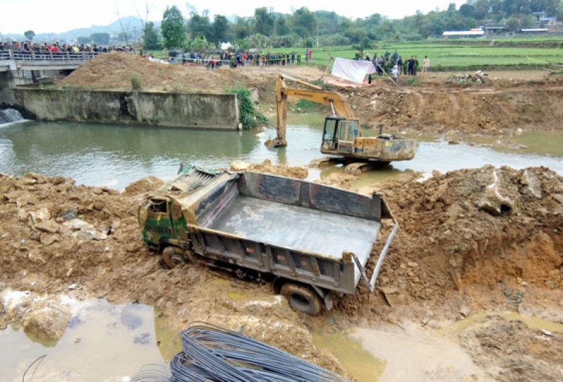 dinh hoa xe tai lat xuong song khien 1 nguoi tu vong