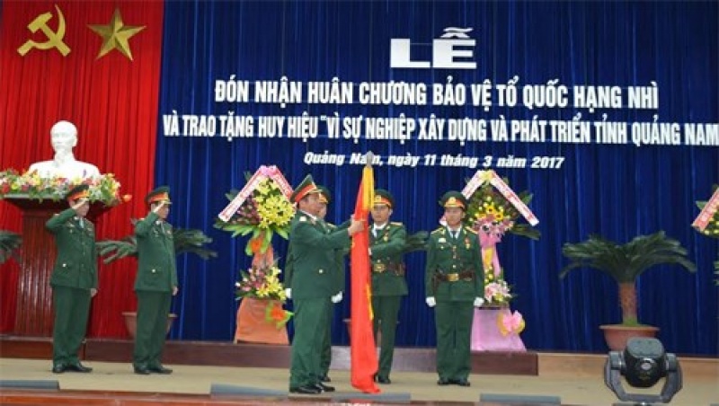 llvt tinh quang nam don nhan huan chuong bao ve to quoc hang nhi