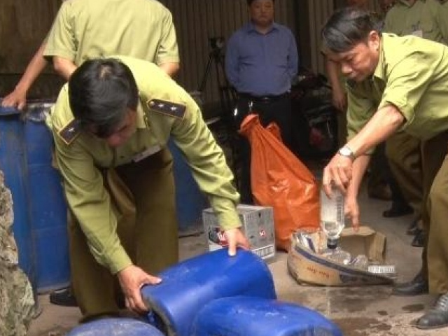 Tiêu hủy gần 2.000 lít rượu không rõ nguồn gốc xuất xứ