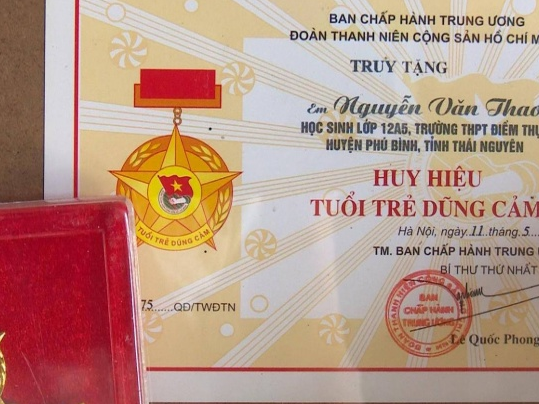 Truy tặng huy hiệu "tuổi trẻ dũng cảm" cho học sinh cứu bạn đuối nước