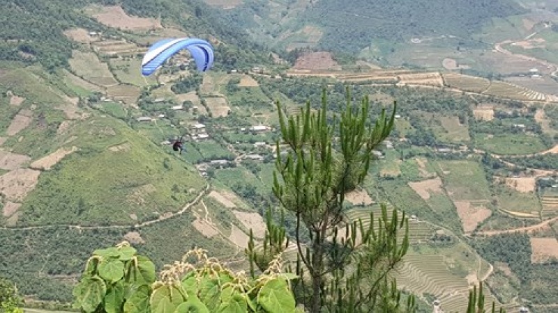 len mu cang chai ngam may pha le va bay tren mua nuoc do