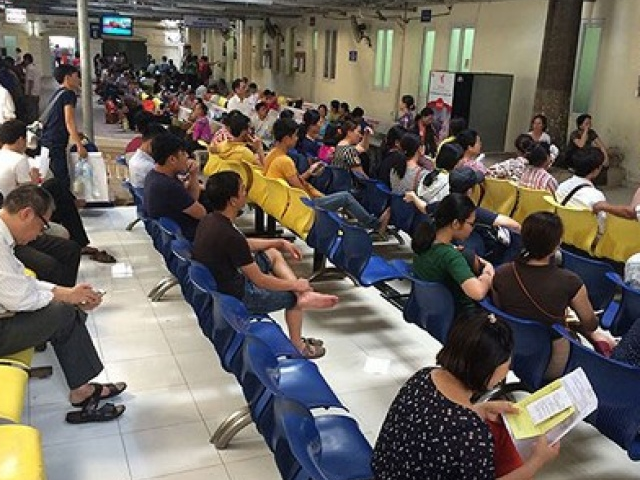 Bệnh nhân chờ khám từ sáng đến trưa vẫn không xong