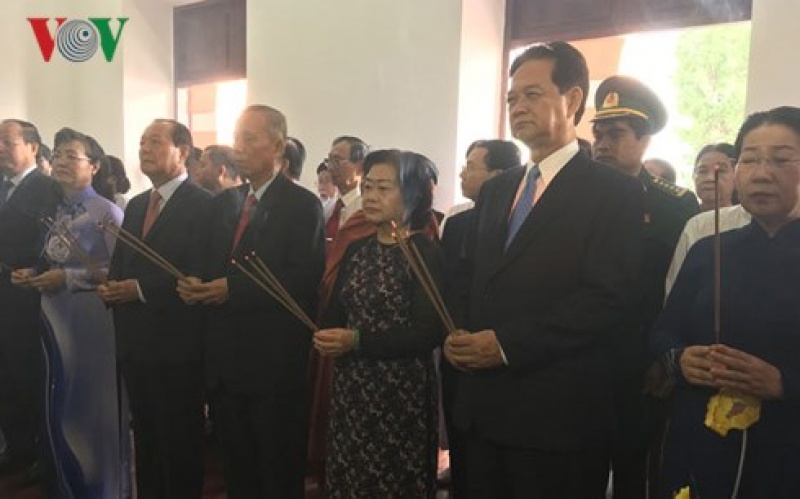 lanh dao tphcm dang huong dang hoa tuong nho chu tich ho chi minh