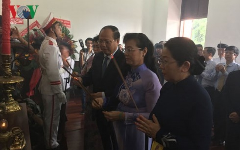 lanh dao tphcm dang huong dang hoa tuong nho chu tich ho chi minh