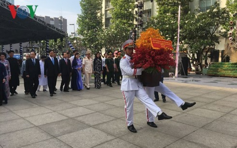 lanh dao tphcm dang huong dang hoa tuong nho chu tich ho chi minh