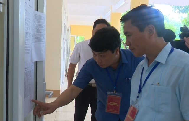 Đồng chí Chủ tịch UBND tỉnh kiểm tra công tác tổ chức thi kỳ thi THPT Quốc gia năm 2018