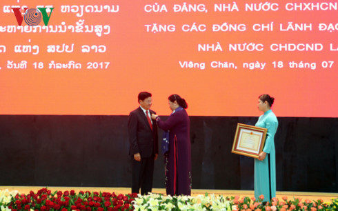 Đảng, Nhà nước Việt Nam trao tặng Huân chương cho Lãnh đạo cấp cao Lào dang nha nuoc viet nam trao tang huan chuong cho lanh dao cap cao lao
