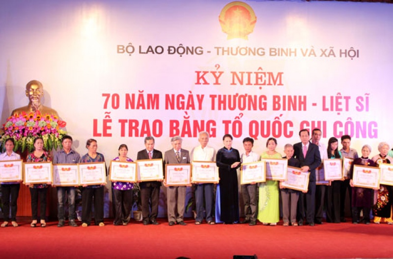 le trao bang to quoc ghi cong cho than nhan 498 liet sy