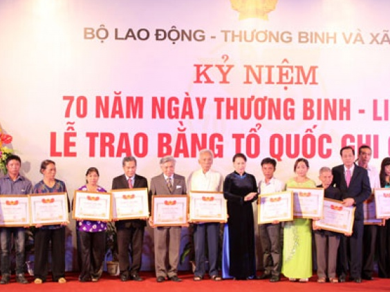 Lễ trao Bằng Tổ quốc ghi công cho thân nhân 498 liệt sỹ