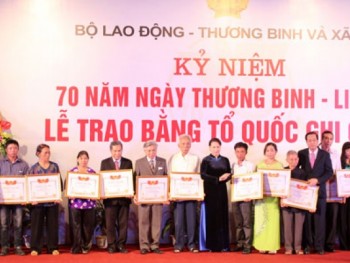 Lễ trao Bằng Tổ quốc ghi công cho thân nhân 498 liệt sỹ