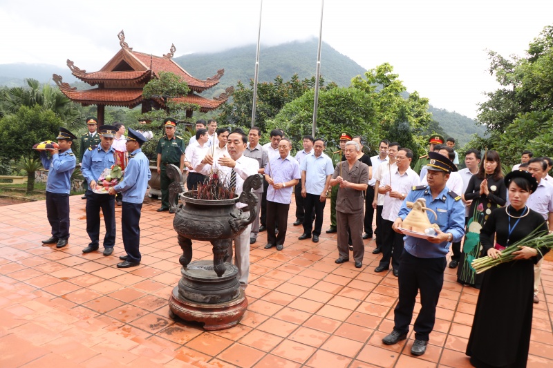 Lãnh đạo tỉnh Thái Nguyên dâng hương tưởng nhớ các Anh hùng, Liệt sỹ lanh dao tinh thai nguyen dang huong tuong nho cac anh hung liet sy 57698